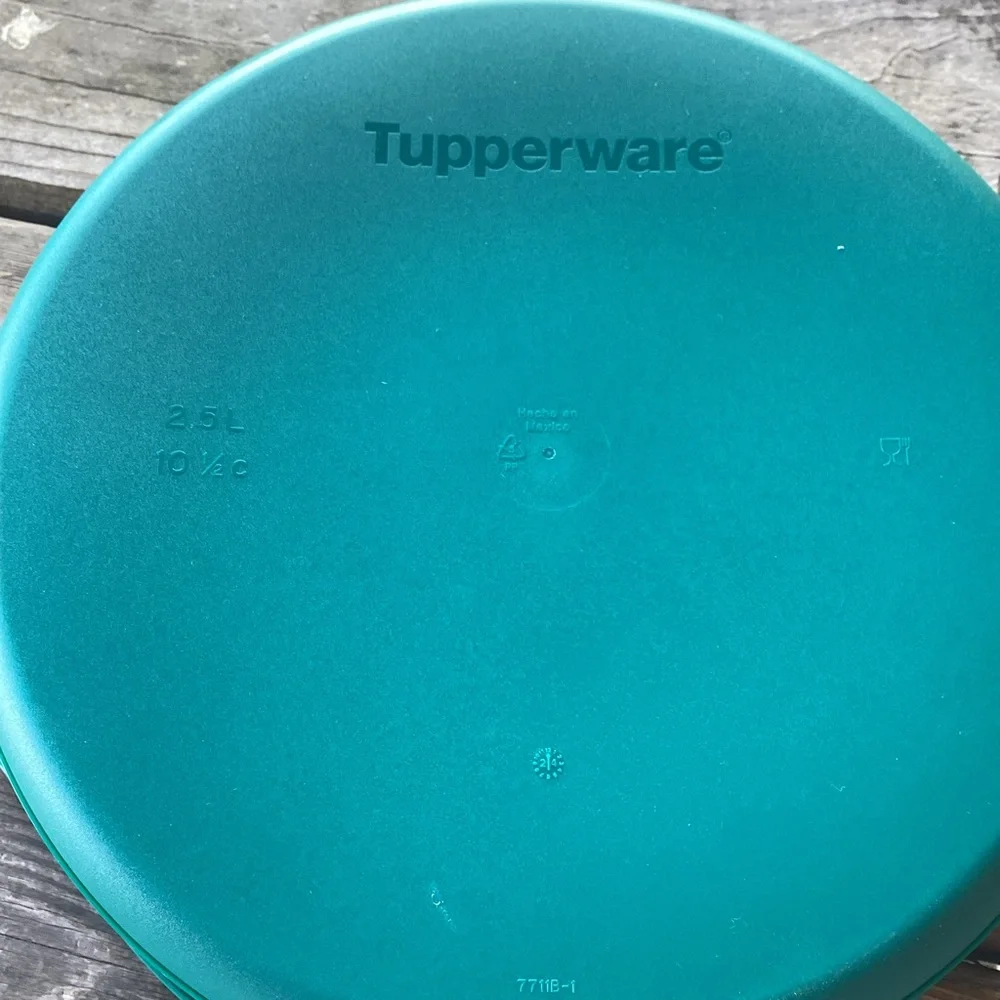 Tupperware Holiday Holly Serving Bowl - 2.5 liters